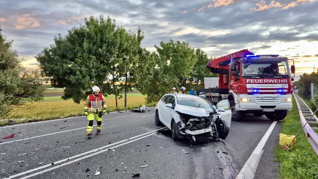 Pkw prallte gegen den Bus, der daraufhin auf der linken Seite von der Fahrbahn abkam. | Foto: Thomas Lenger, Monatsrevue