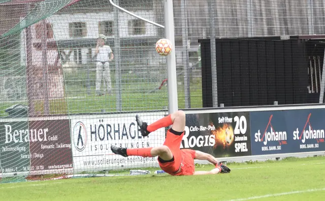 Da brannte der Ball beim Tuxer Goalie... | Foto: Kogler