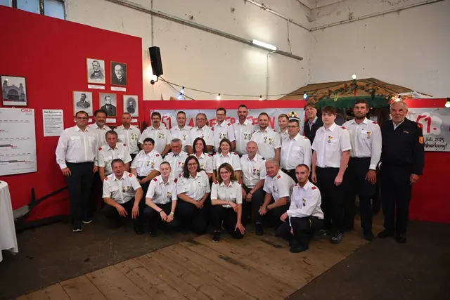 Ein besonderer Höhepunkt war die Übergabe der Leistungsabzeichen an die Feuerwehrjugend. Für die jungen Kameraden und ihre Betreuer war das 51. Jugendlager ein unvergessliches Erlebnis, das nicht nur Teamgeist und Verantwortung förderte. | Foto: Edi Poss