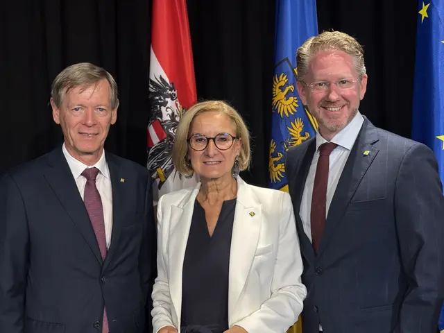 Amtsübergabe in Hainburg: Peter Suchanek übergibt seine Agenden an Michael Engel. | Foto: Alexander Paulus