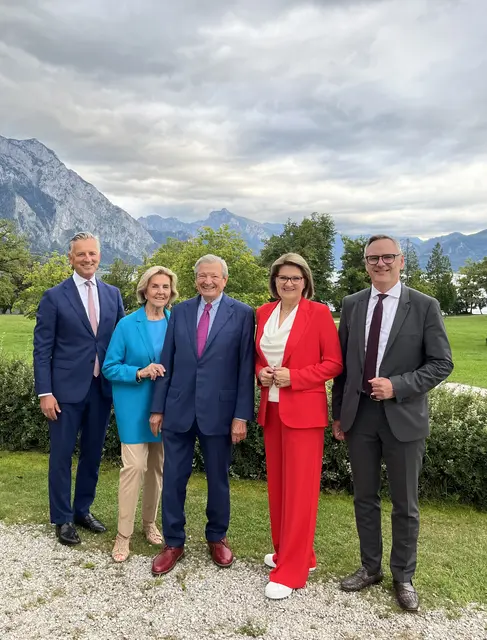 Spängler-Vorstandssprecher Werner G. Zenz, Eva und Heinrich Spängler, Gertrude Schatzdorfer-Wölfel und Spängler-Regionalleiter Rudolf Eder (v.l.). | Foto: Bankhaus Spängler