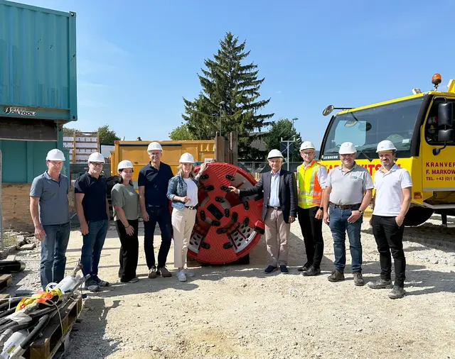 Die Bohrmaschine der Firma Peter + Partner(Sven Peter am Foto 2.v.r.) wurde angeliefert – ein spektakuläres Ereignis, dem auch Bürgermeister Johann Zeiner (4.v.r.) und Vizebürgermeisterin Michaela Haidvogel (5.v.l.) beiwohnten. Außerdem mit dabei: Manfred Kleiner, stv. Leiter der Maria Enzersdorfer Infrastruktur-Abteilung, Franz Grill, Leiter der Maria Enzersdorfer Infrastruktur-Abteilung, Tina Staudinger und Thomas Halbritter (Ziviltechniker-Büro B &amp; K), Philipp Hadl und Gernot Kremser (Fa. Granit GmbH) | Foto: Marktgemeinde Maria Enzersdorf