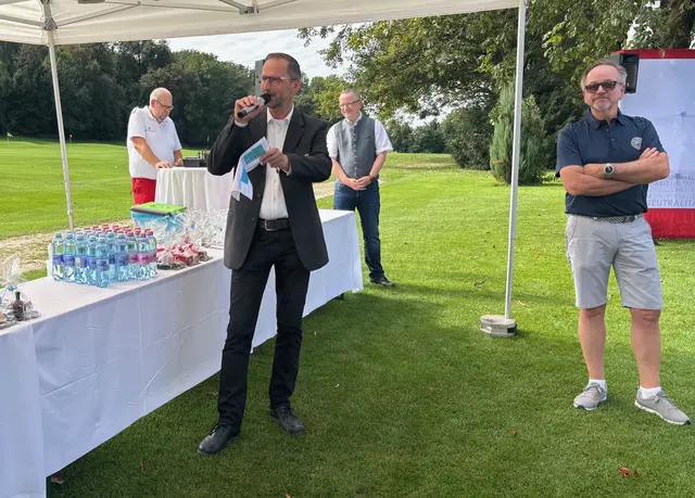 RK-Bezirksgeschäftsleiter Christian Geirhofer bedankte sich bei den langjährigen Unterstützern des Roten Kreuzes. | Foto: MeinBezirk Perg