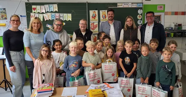 Die Lehrerinnen Christina Hofinger und Petra Lenzenweger, Sieglinde Baumgartner und Hans Peter Hamedinger (SPÖ), Johannes Reidinger (FPÖ), Direktorin Luisa Horn und Vizebürgermeister Roland Hatzmann (ÖVP) mit den "Tafelklässlern" der Volksschule Dorf. | Foto: Gemeinde Dorf