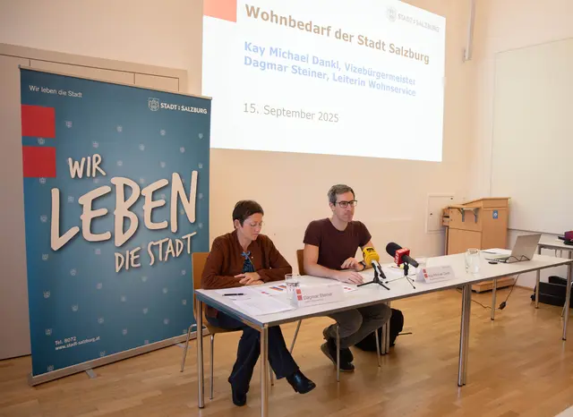 Beim Medientermin stellten Bgm.-Stv. Kay-Michael Dankl und Dagmar Steiner, Leiterin des Wohnservices, aktuelle Entwicklungen vor. Die Zahlen zeigen, dass der Wohnungsbedarf in Salzburg hoch bleibt. | Foto: Stadt:Salzburg / Rocio Escabosa