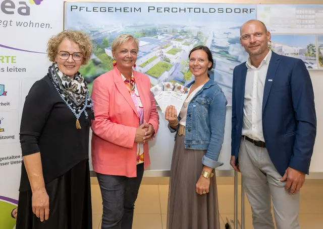 Sozial-Landesrätin Christiane Hofmeister und Bürgermeisterin Andrea Kö mit Evelyn Eckl-Harg und Hermann Harg von Althea bei der Projektpräsentation. | Foto: NLK Filzwieser