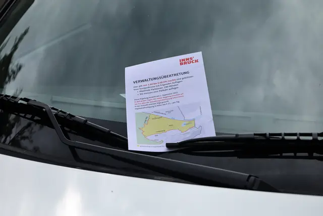 Mit September treten die neuen Parkregeln in der Rossau in Kraft – Flugblätter sollten über die Umstellung informieren.  | Foto: M. Darmann