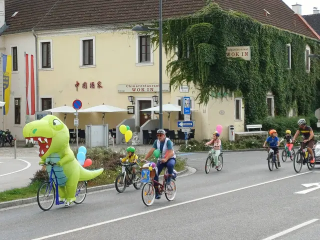 Mit Luftballons, Seifenblasen, Dinosaurier und Kinderrad für eine kindergerechte Mobilität in Melk. | Foto: Radlobby Melk