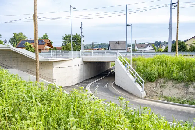 Die neue Unterführung zwischen Messendorfer Straße und Neufeldweg findet eine Fortführung in neuen Gehwegen, die die Verkehrssicherheit der umgebenden Straßenzüge erhöhen sollen. | Foto: Foto Fischer