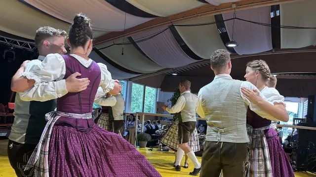 Die Tanzgruppe Sandl schwingt das Tanzbein. | Foto: Landjugend OÖ