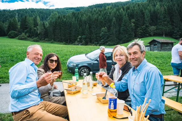 Die Familien Schlögl und Halder ließen original Naviser Kiachl schmecken | Foto: Pernsteiner