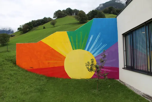 Die große Sonne verschönert die Außenseite des Rehazentrums.