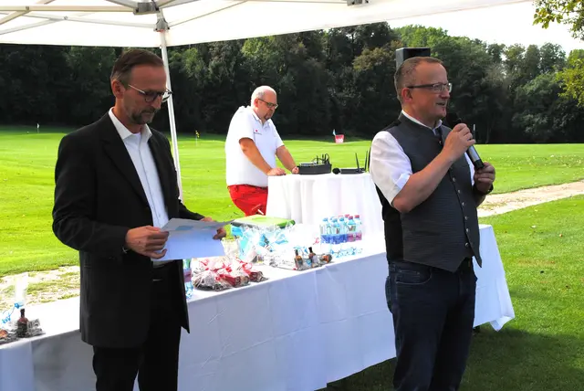 Die Bezirksstellenführung Christian Geirhofer und Werner Kreisl freute sich über optimale Rahmenbedingungen für 70 Charity-Golfer | Foto: Neuling
