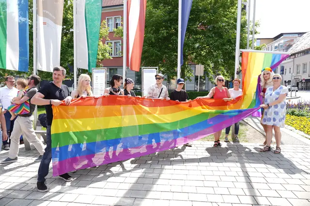 Regenbogenfahnen als Zeichen für Toleranz und Verständnis für Schwule, Lesben und Transmenschen lösen bei manchen Schnappatmung aus – befeuert wird so etwas laut Leser Dr. Gerhard Bleimschein durch gewisse Äußerungen aus der Politik.  | Foto: Hackl