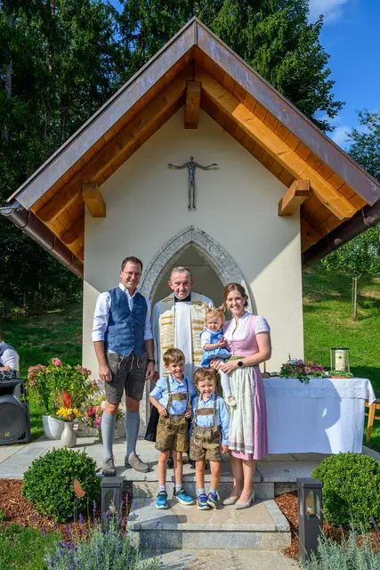 Katharina und Georg Rapberger mit ihren Kindern Lukas, Matthias, Anna und Pater Alois. | Foto: Rapberger