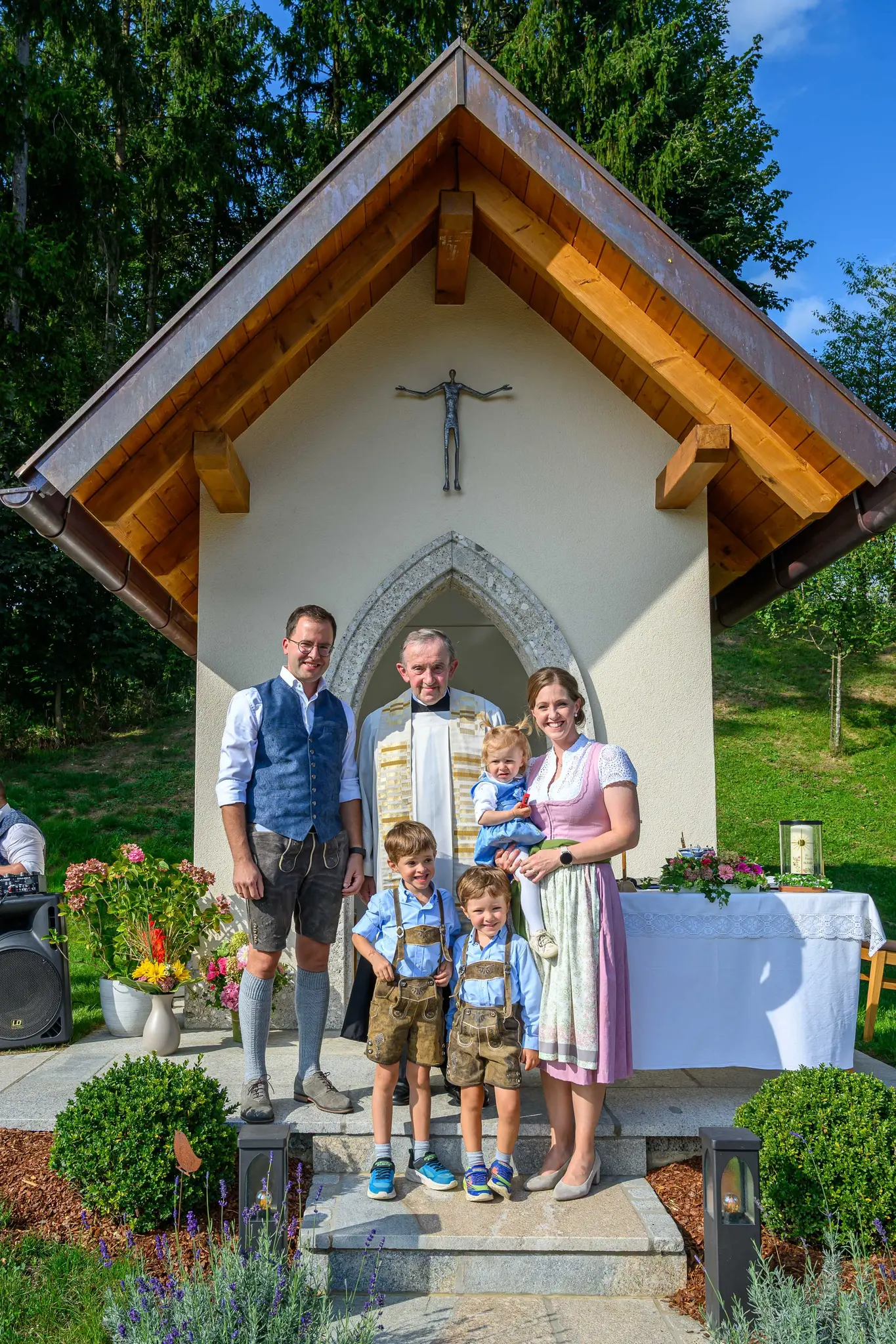 Familie-stellt-neue-Kapelle-in-Steinerkirchen-auf