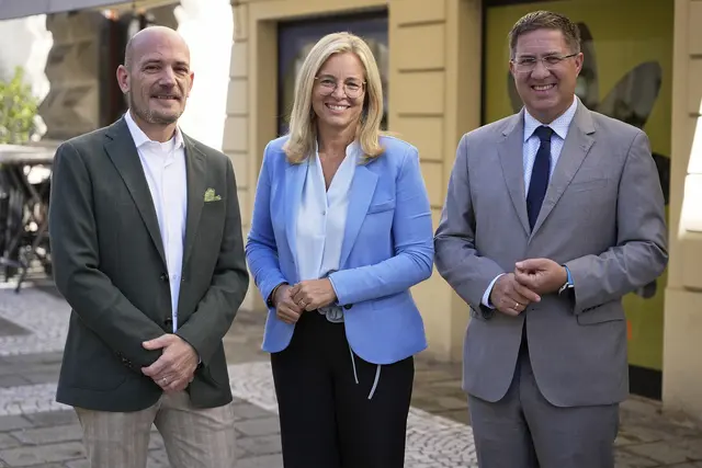 Wels wird Stadt der Gärten: Der Geschäftsführer der Landesgartenschau Wels 2027, Gottfried Struggl, Vizebürgermeisterin Christa Raggl-Mühlberger und Bürgermeister Andreas Rabl. | Foto: Stadt der Gärten/Gerhard Wenzel