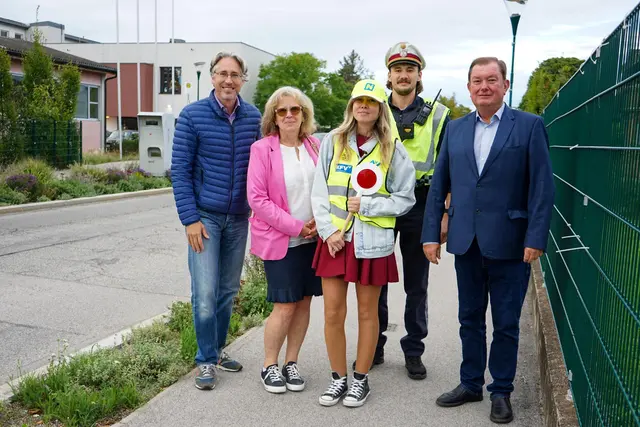 Bürgermeister Herbert Janschka (r.), 1. Vizebürgermeister Norman Pigisch (1.v.l.) und VolksschuldirektorinMarion Amri (2.v.l.) mit Makbule „Maki“ Kursunlu.