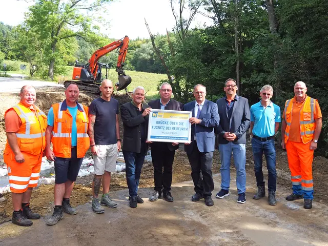 Reinhard Scheichenberger (STM Retz), Rene Steininger und Jürgen Hackl (beide Firma Swietelsky), NR Christian Lausch (i.V. von LH-Stellvertreter Udo Landbauer), Bürgermeister Friedrich Schechtner (Stadt Hardegg), LAbg. Richard Hogl, Dipl.-Ing. Daniel Leitl und Ing. Richard Frühwirth(beide NÖ Straßenbauabteilung Hollabrunn), Johannes Berwein (STM Retz) (v.l.). | Foto: Straßendienst NÖ