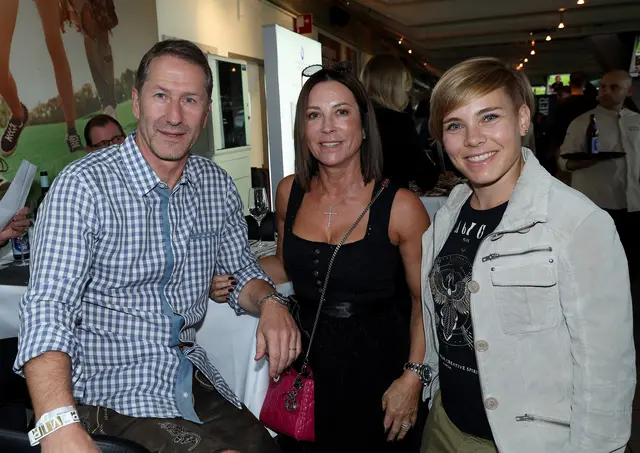 Kosovo-Teamchef Franco Foda, seine Gattin Andrea und Nici Schmidhofer trafen sich in der Arena. | Foto: GEPA pictures/Oberländer