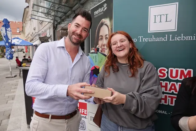 Kleine Geschenke, große Freude wie man hier unschwer erkennen kann. | Foto: Michael Blinzer