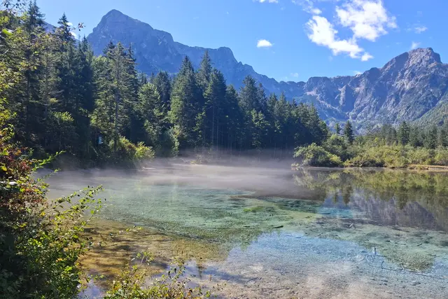Nebelschleier über dem See.
