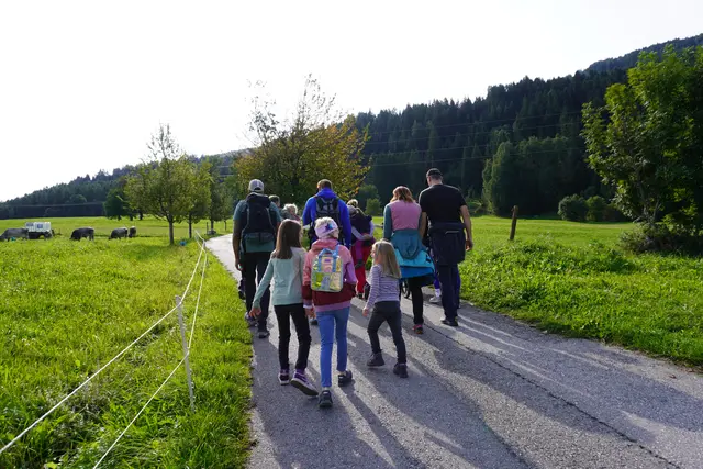 Groß und Klein konnten sich während der Wanderung auch bestens unterhalten.  | Foto: AMG