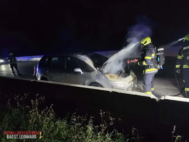 Im Motorraum des Pkws brach ein Brand aus. | Foto: Feuerwehr Bad St. Leonhard
