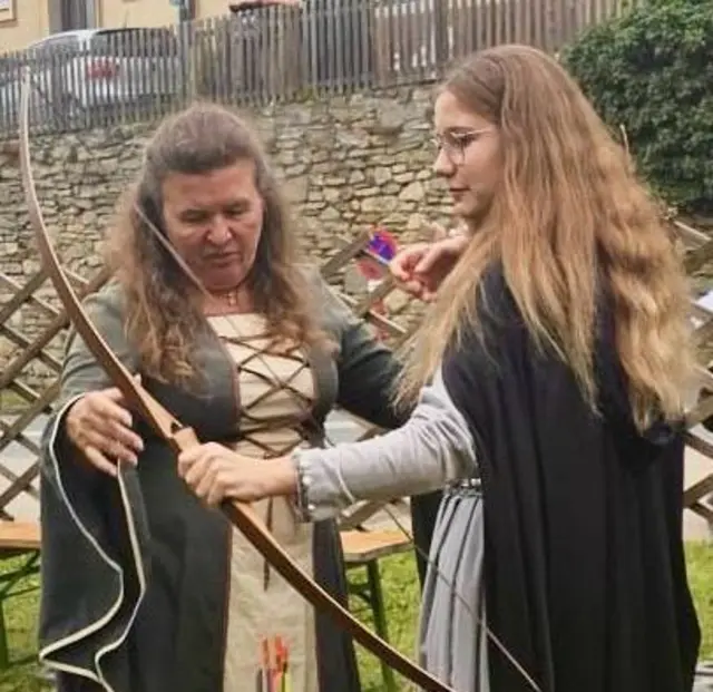 Das Bogenschießen wurde den Mittelaltergästen erklärt. | Foto: Markus Kahrer