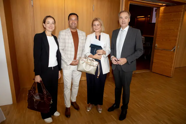 Landesrat Dr. Leonhard Schneemann mit Universitäts-Professor DDr. Johannes Huber (Facharzt für Frauenheilkunde und Geburtshilfe, Wien). | Foto: Landesmedienservice Burgenland