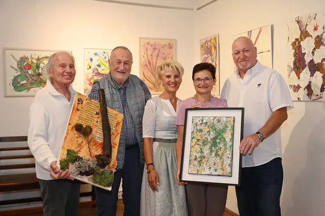 Bürgermeisterin Dagmar Händler mit Josef Binder, Gertrude Vieregg, Rudolf Pansky und Gottfried Schmidt, der sich neben Bürgermeisterin Dagmar Händler über ein Bild aus der Verlosung freuen durfte. | Foto: Pohl