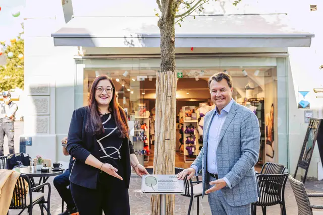 Vizebürgermeisterin Sarah Katholnig mit Baumpaten Cineplexx-Geschäftsführer Christof Papousek. | Foto: Marta Gillner