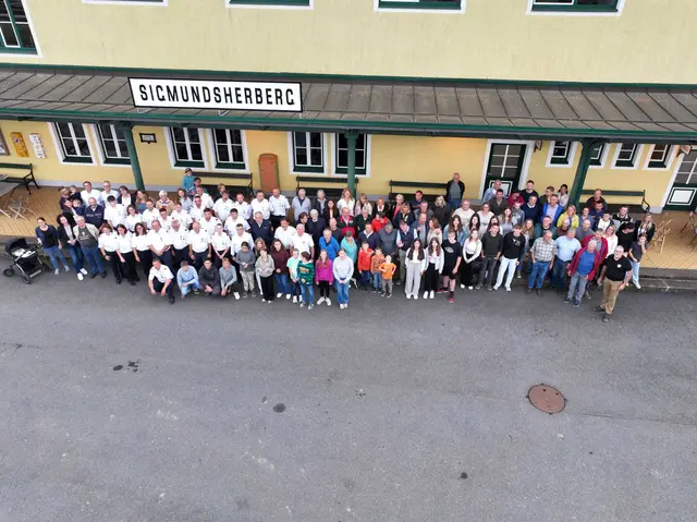 In Sigmundsherberg wurden 170 Helfer des Feuerwehrlagers feierlich geehrt. | Foto: Edi Poss