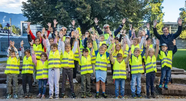 Gerhild Walz (1a), Josef Hillebrand (Polizei), Sabrina Ragginger (1b), Manfred Schäffl (Polizei), Direktorin Edith Stallinger, Bürgermeister Andreas Hasenöhrl. | Foto: Gemeinde Wals-Siezenheim