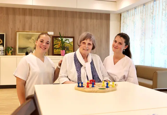 Pflege mit Herz: Katharina und Emely engagieren sich beim SHV Schärding. | Foto: Sozialhilfeverband Schärding