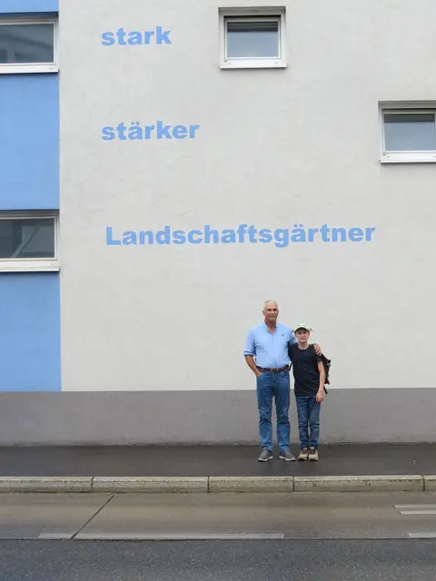 Das Motto der Gartengestaltung von Reinhard Müller prangt gut lesbar auf der Hausfassade. | Foto: Sabine Krammer/MeinBezirk