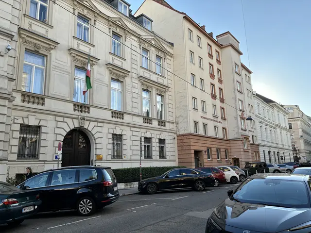 In der Jaurésgasse 5-7 befindet sich ein – noch – namenloser Gemeindebau zwischen zwei iranischen Vertretungen.  | Foto: Luca Arztmann/MeinBezirk
