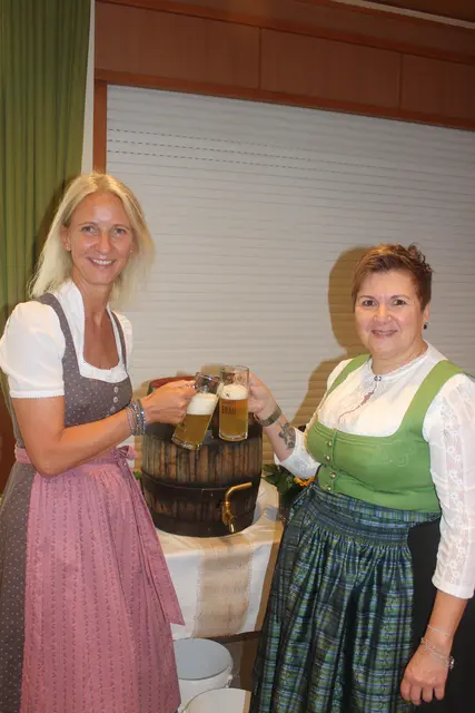 Auch Pflegedirektorin Sabine Hartmann und die kaufmännische Direktorin Anita Prechtold gönnten sich ein Glas Gerstensaft. | Foto: PBZ Neunkirchen