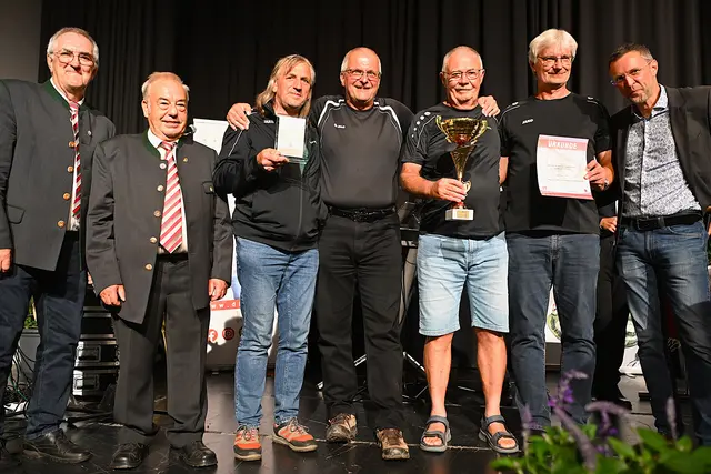 e siegreichen „Wanderfreunde Traunstein-Salzkammergut“, umrahmt von ÖVV-Präsident Leopold Hablesreiter, ÖVV-Ehrenpräsident Franz Kirchweger und Gunter Brandstätter, Geschäftsführer der Tourismusregion Mittelkärnten  | Foto: Josef Bodner