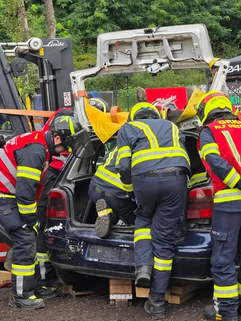 Ziel ist es, den Sanitäter zum Verletzen in das Unfallfahrzeug zu bringen.  | Foto: Wolfgang Zarl