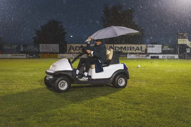 In Wagna funktionierte das Golfkart für den angeschlagenen Teamchef – inklusive Regenschirm. | Foto: ÖFB/Dominik Angerer