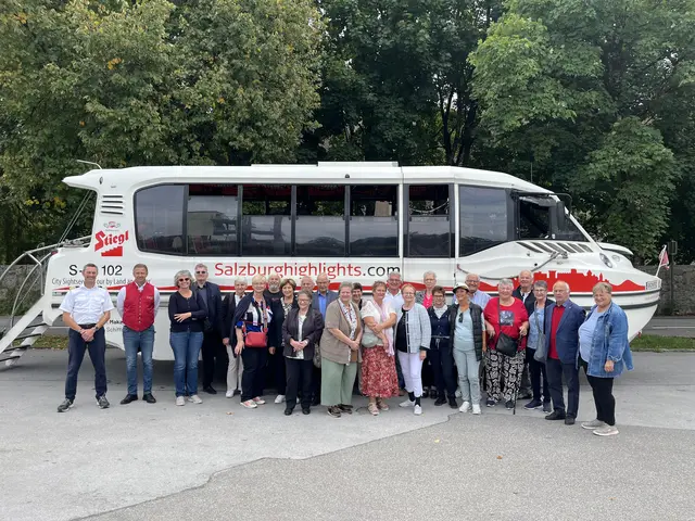 Die Ausflugsgruppe aus Radweg und Klein St. Veit erkundete Salzburg zu Wasser und zu Land mit dem Amphibienbus. | Foto: Privat