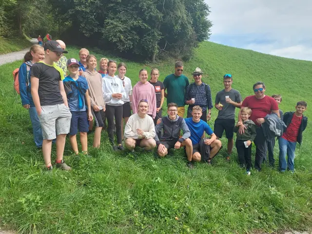 Schützenmarsch: Die Völser Schützen und weitere Wanderbegeisterte zogen zum 13. Mal durch Völs.  | Foto: Schützen Völs