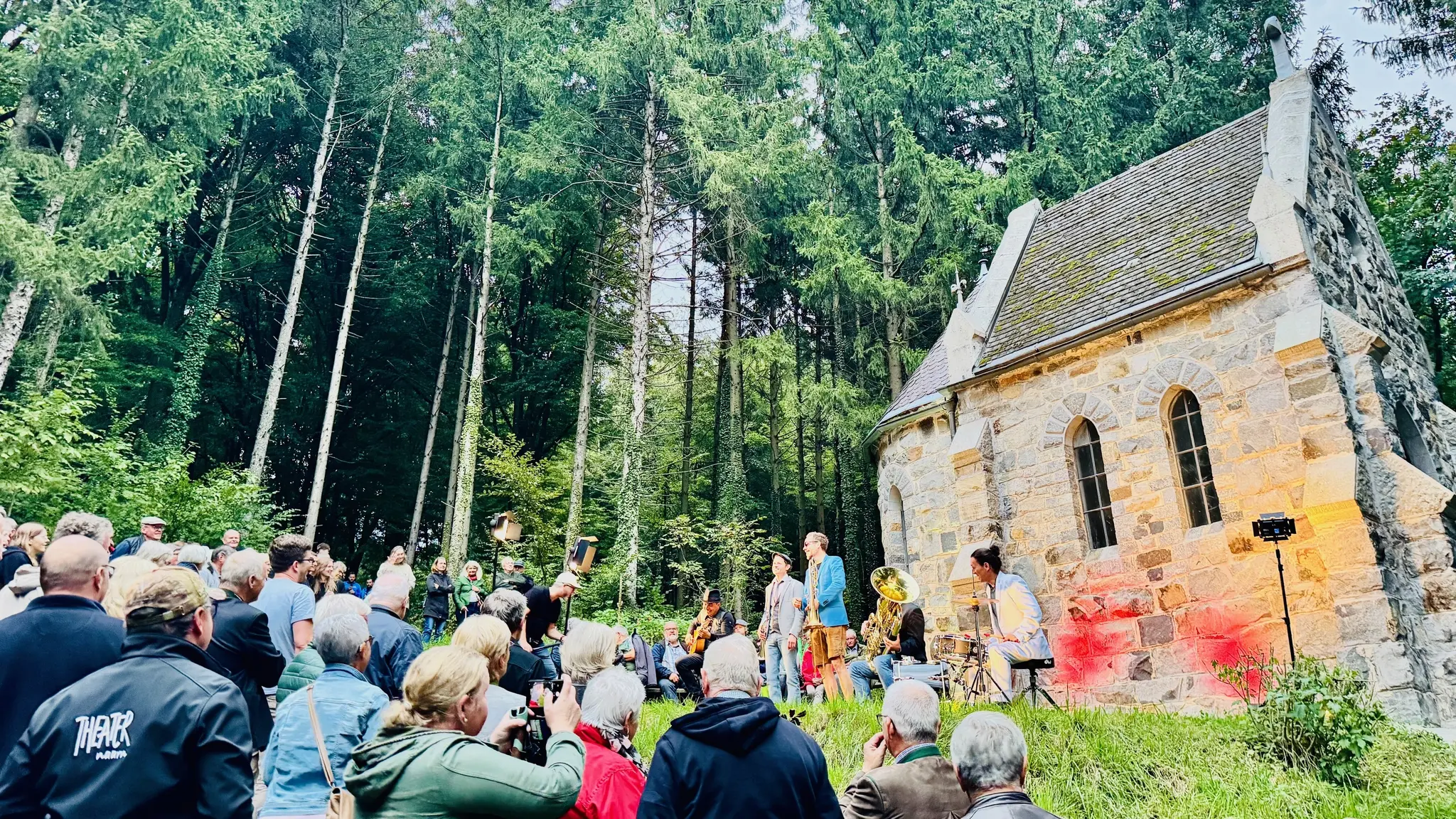 Benefizkonzert-f-r-Feuerwehr-bei-malerischer-Kapelle