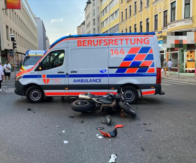 Ein schwerer Verkehrsunfall ereignete sich kurz vor 16 Uhr am 16. August 2024 an der Kreuzung Gudrunstraße/Neilreichgasse im 10. Bezirk.  | Foto: Berufsrettung Wien