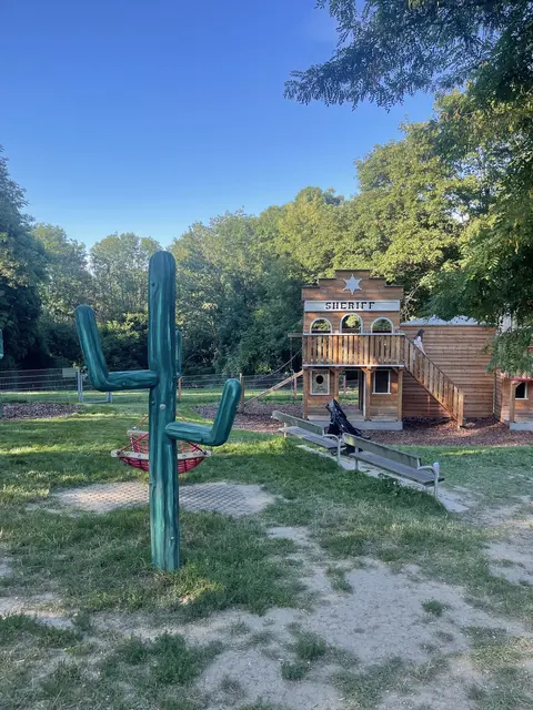 Der Westernspielplatz am Küniglberg wurde saniert. Auch das wurde vom Bezirk finanziert.  | Foto: Lisa Kammann/MeinBezirk