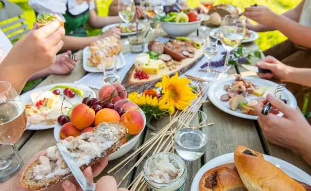 Auf der Genusstouren durch das Pöllauer Tal findet sich alles, was der Jausentisch - oder das Wanderer-Picknick - braucht. | Foto: Bauernladen Pöllau