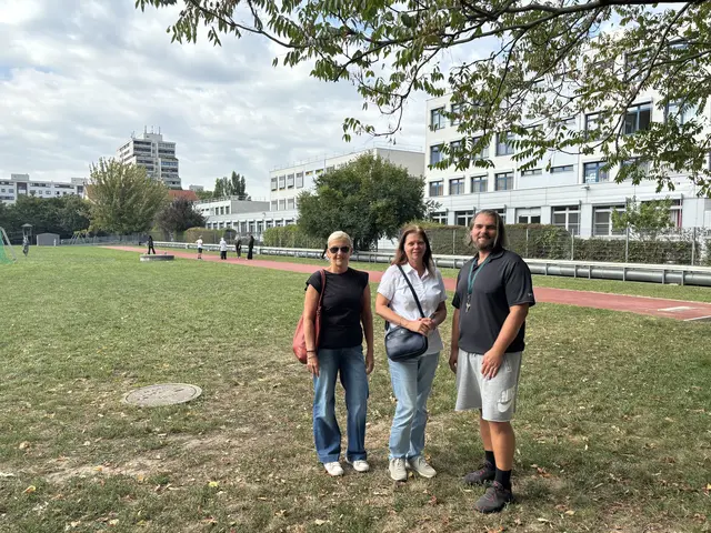 Lehrerin Viviane Freismuth-Wohlfarth, Elternsprecherin Andrea Ehrenberger und Lehrer Peter Schwarz (v.l.) setzen sich für den Erhalt der Grünfläche ein.  | Foto: Luca Arztmann/MeinBezirk