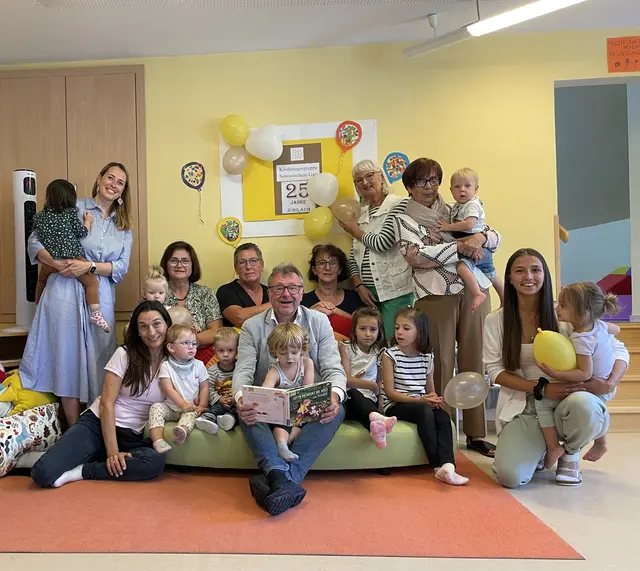 Bürgermeister Martin Falk und Vizebürgermeisterin Paula Uitz (beide ÖVP) zeigten bei ihrem Besuch vor Ort ihre Wertschätzung für die langjährige Arbeit des Teams und stießen gemeinsam mit Gründerinnen, Leiterin und Mitarbeiterinnen auf 25 Jahre Sonnenschein an. | Foto: Gemeinde Gars/Kamp