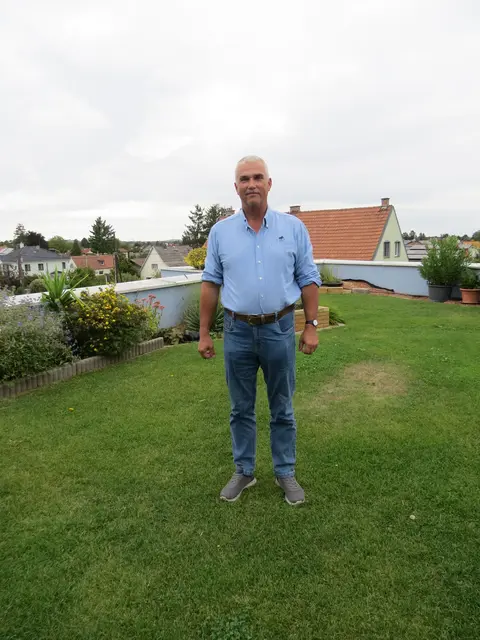 Reinhard Müller auf seinem intensiv begrünten Dach am Firmensitz. | Foto: Sabine Krammer/MeinBezirk